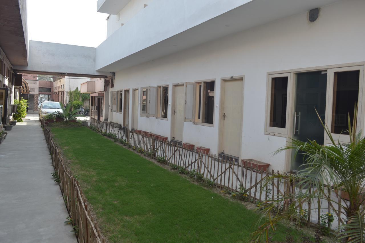 Hotel Palace Amritsar Buitenkant foto