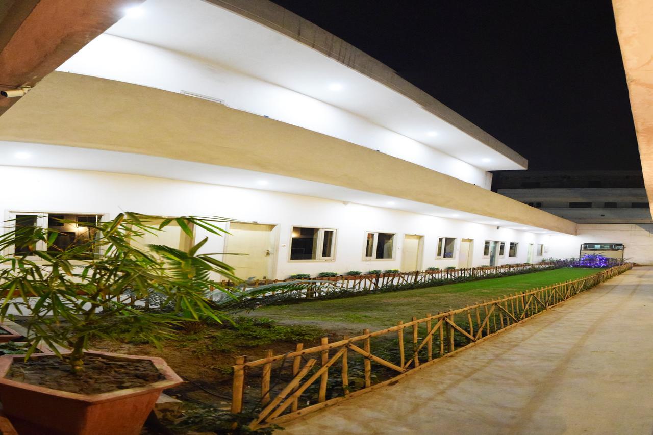 Hotel Palace Amritsar Buitenkant foto
